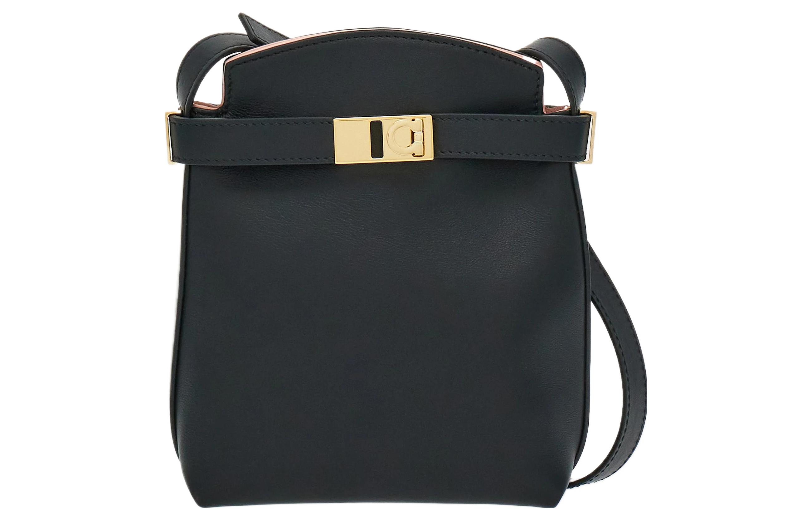 Сумка через плечо из телячьей кожи FERRAGAMO GANCINI, черная и розовая Nilde
Сумка через плечо из телячьей кожи FERRAGAMO GANCINI, черная и розовая Nilde