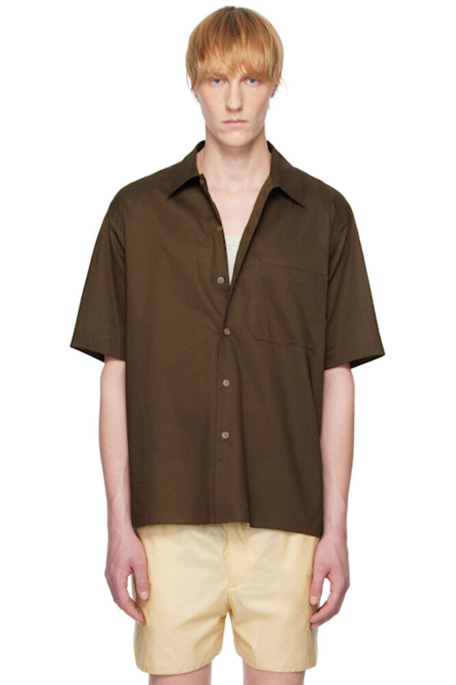 Коричневая стираная рубашка Finx Typewriter с открытым воротником и короткими рукавами AURALEE
Коричневая стираная рубашка Finx Typewriter с открытым воротником и короткими рукавами AURALEE