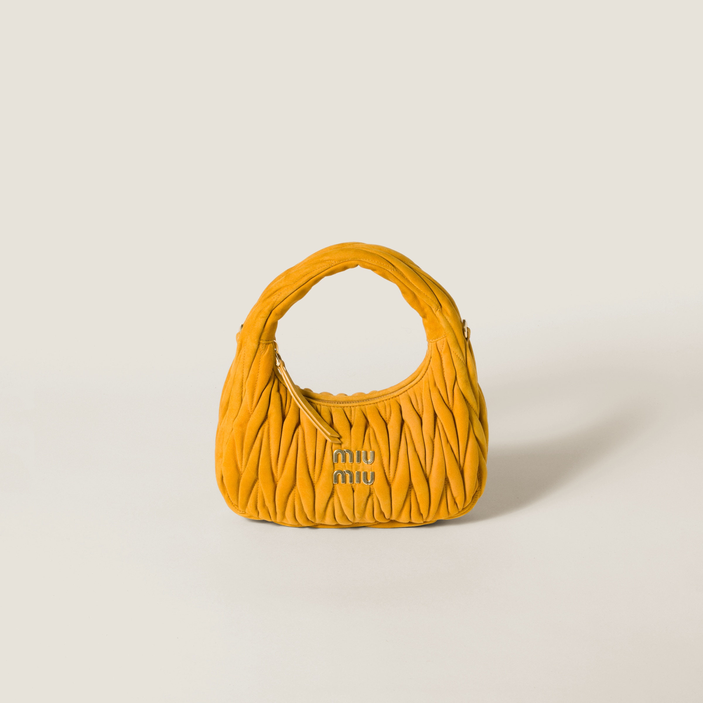 Сумка wander из матовой замши мателассé MIU MIU, виски
Сумка wander из матовой замши мателассé MIU MIU, виски