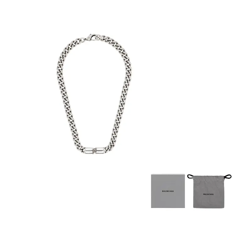Кулон с логотипом Bb на цепочке Balenciaga
Кулон с логотипом Bb на цепочке Balenciaga