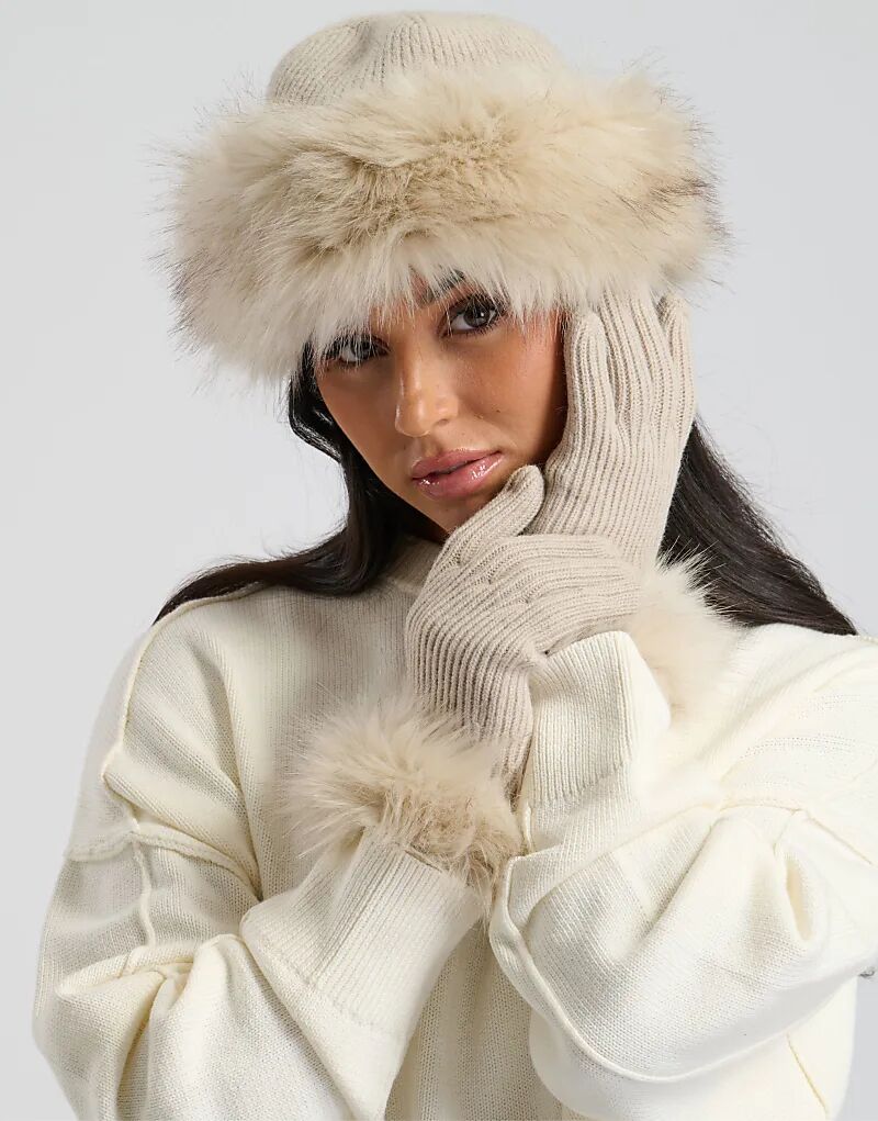 Комплект из шапки и перчаток из искусственного меха South Beach кремового цвета 
Комплект из шапки и перчаток из искусственного меха South Beach кремового цвета