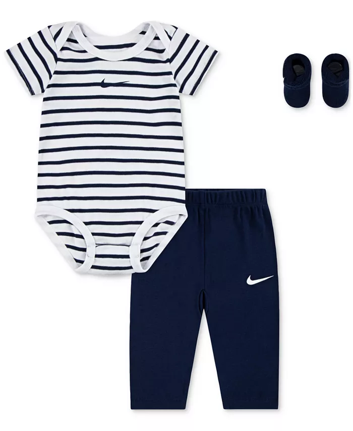 Комплект для новорожденного: боди, штанишки и махровые носочки, 3 предмета Nike, синий
Комплект для новорожденного: боди, штанишки и махровые носочки, 3 предмета Nike, синий