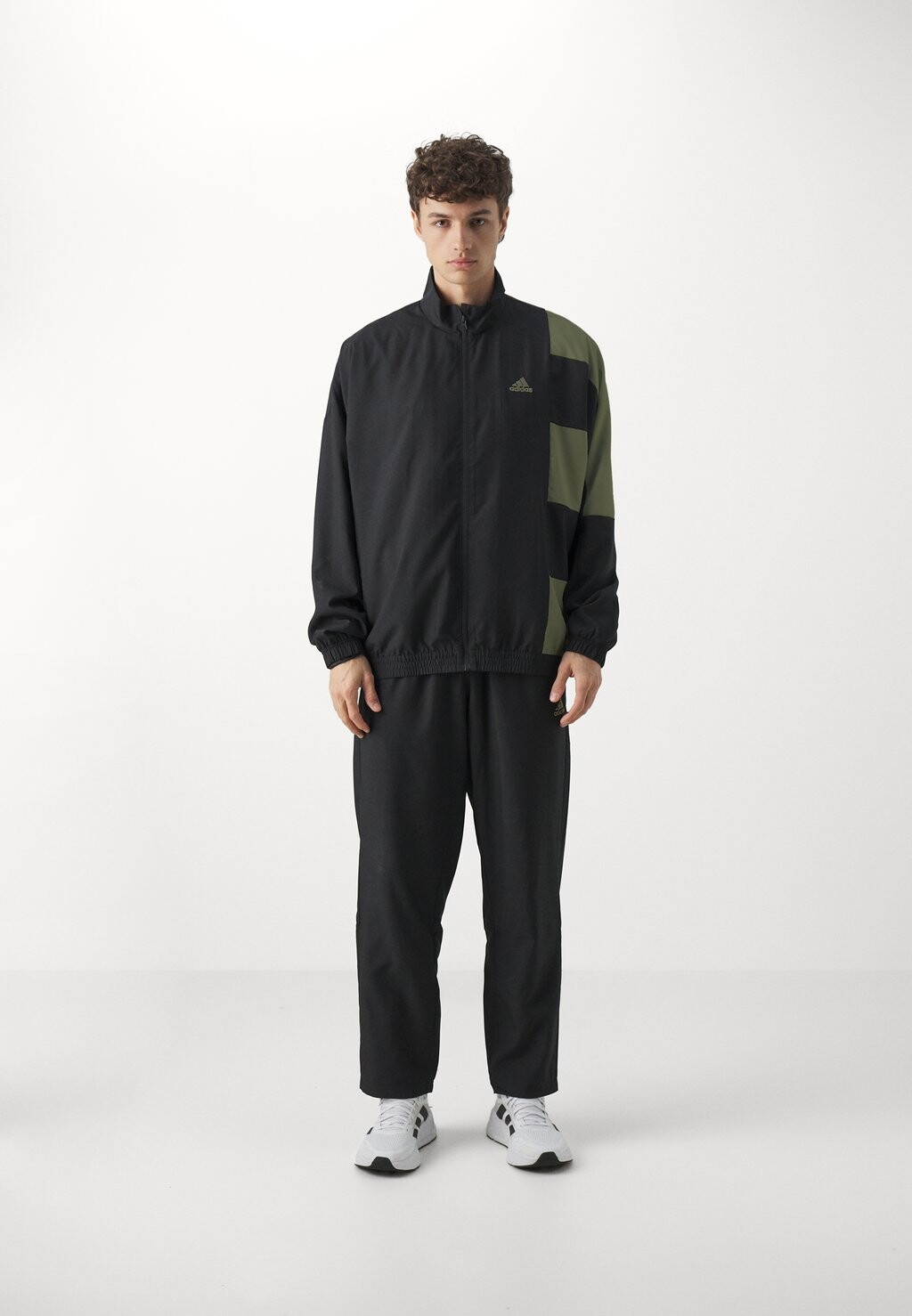 Спортивный костюм SPORTSWEAR COLORBLOCK TRACKSUIT adidas Sportswear, цвет black/white
Спортивный костюм SPORTSWEAR COLORBLOCK TRACKSUIT adidas Sportswear, цвет black/white