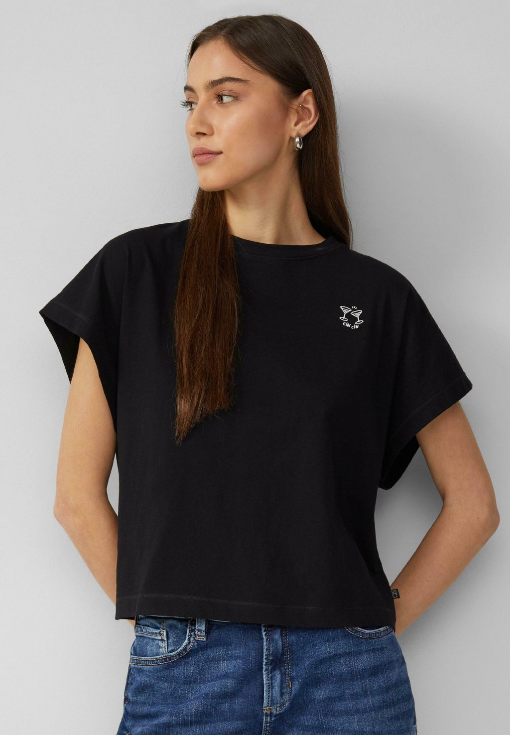 Футболка с принтом LÄSSIGES MIT ÜBERSCHNITTENER SCHULTER QS, черный
Футболка с принтом LÄSSIGES MIT ÜBERSCHNITTENER SCHULTER QS, черный