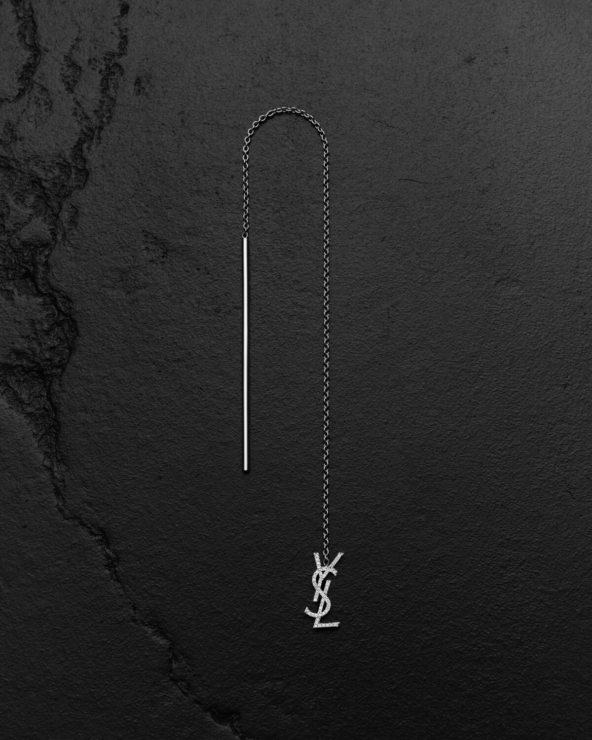 Серьга CASSANDRE из серого золота 18 карат с бриллиантами Saint Laurent
Серьга CASSANDRE из серого золота 18 карат с бриллиантами Saint Laurent