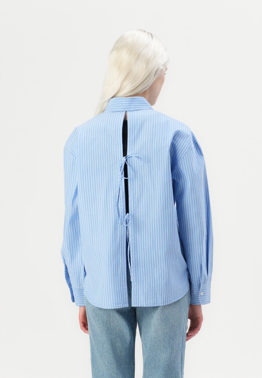 Блуза Abercrombie & Fitch OVERSIZED TIE BACK SHIRT, Light Blue
Блуза Abercrombie & Fitch OVERSIZED TIE BACK SHIRT, Light Blue