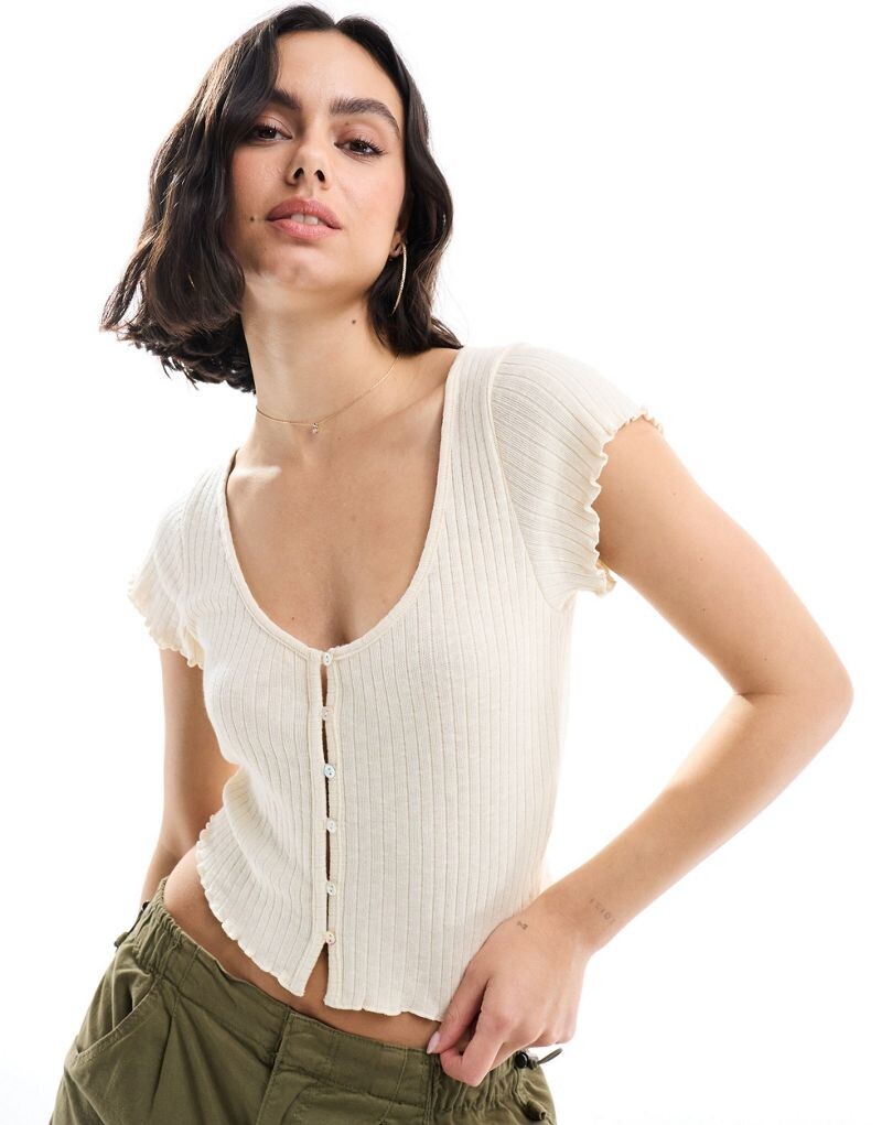 Текстурированный топ на пуговицах с короткими рукавами Miss Selfridge цвета слоновой кости
Текстурированный топ на пуговицах с короткими рукавами Miss Selfridge цвета слоновой кости