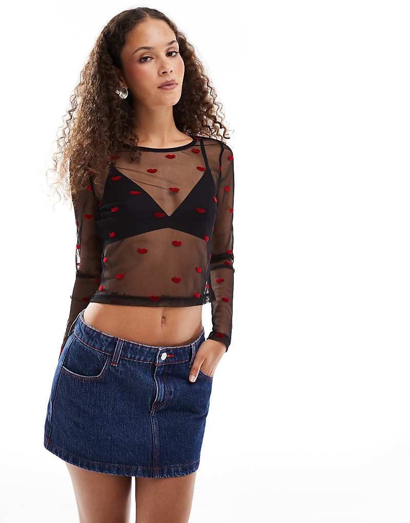 Черный сетчатый топ с длинными рукавами и флокированным принтом в виде губ Noisy May 
Черный сетчатый топ с длинными рукавами и флокированным принтом в виде губ Noisy May