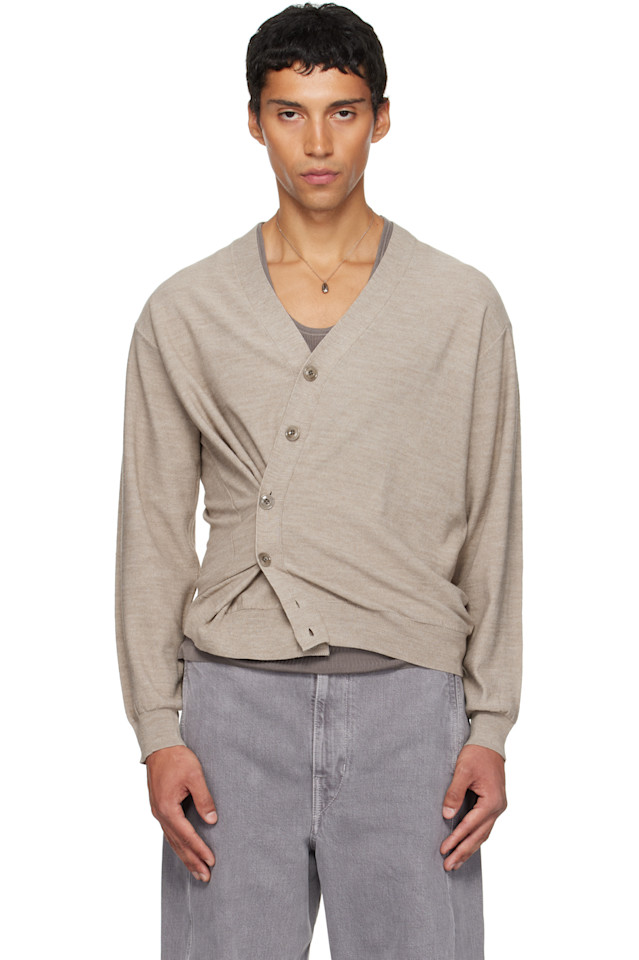 Lemaire Бежевый свободный кардиган с закрученными нитями
Lemaire Бежевый свободный кардиган с закрученными нитями