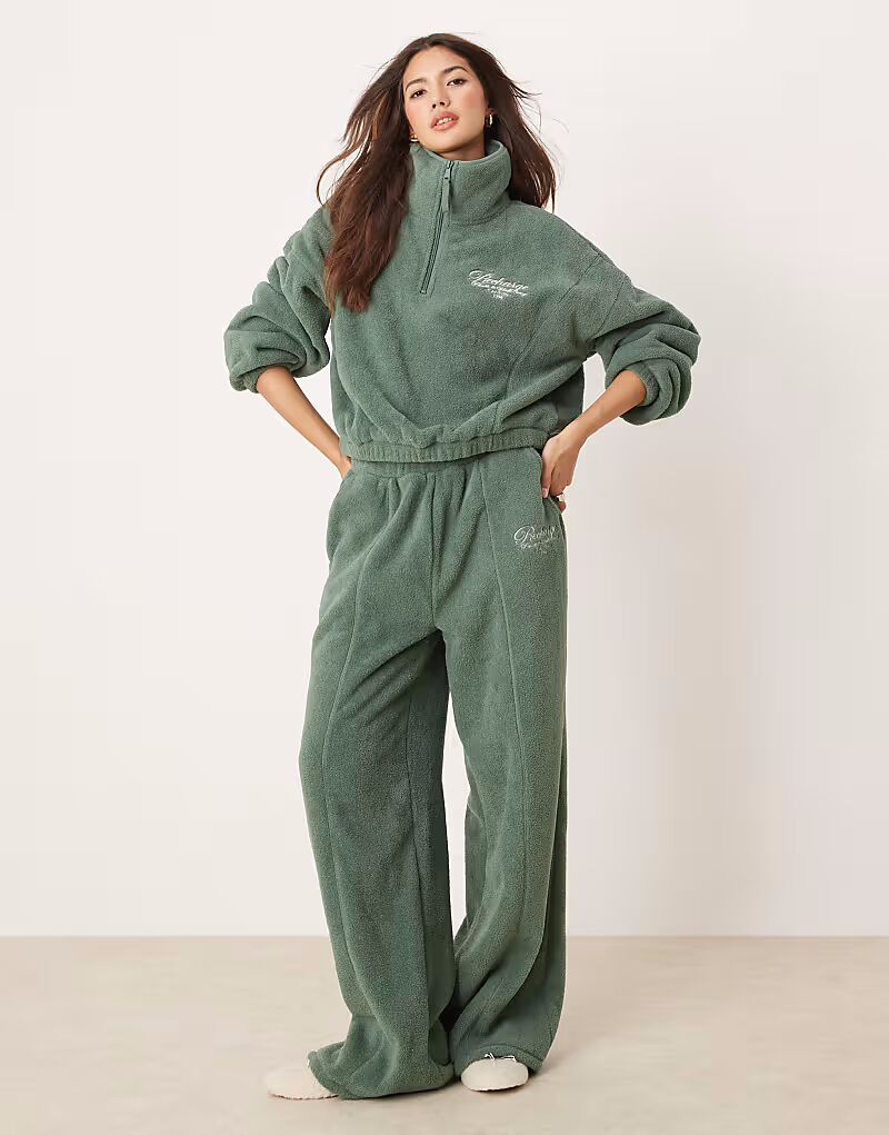 Комплект из микрофлиса ASOS DESIGN для дома, свитшот с широкими штанинами, воротником-молнией и контрастной отделкой цвета хаки
Комплект из микрофлиса ASOS DESIGN для дома, свитшот с широкими штанинами, воротником-молнией и контрастной отделкой цвета хаки