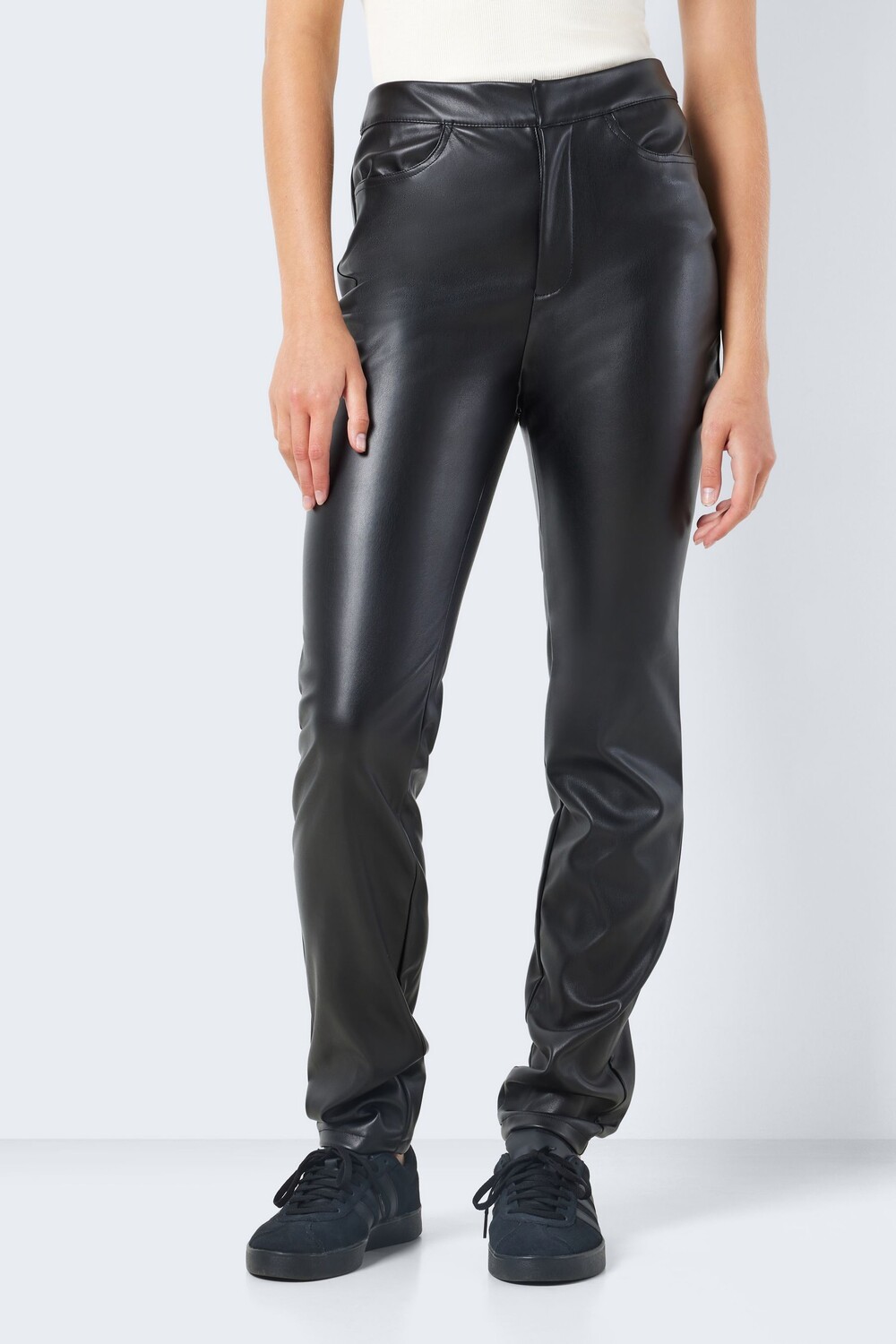 Noisy May с завышенной талией и искусственной кожей NOISY MAY, черный
Noisy May с завышенной талией и искусственной кожей NOISY MAY, черный