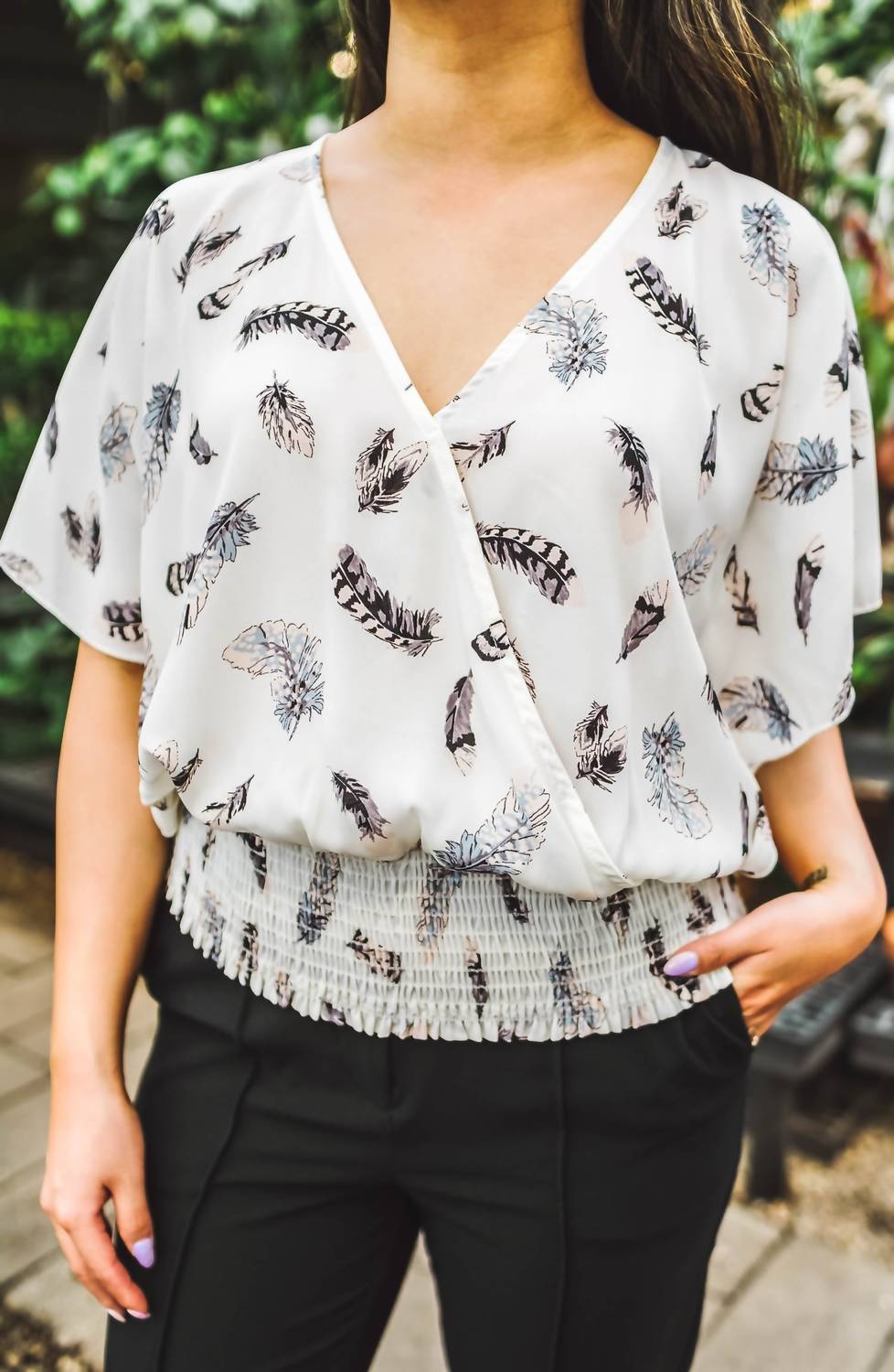 Блузка Kimora с рукавами-крылышками и имитацией запаха в цвете слоновой кости с принтом перьев Veronica M
Блузка Kimora с рукавами-крылышками и имитацией запаха в цвете слоновой кости с принтом перьев Veronica M