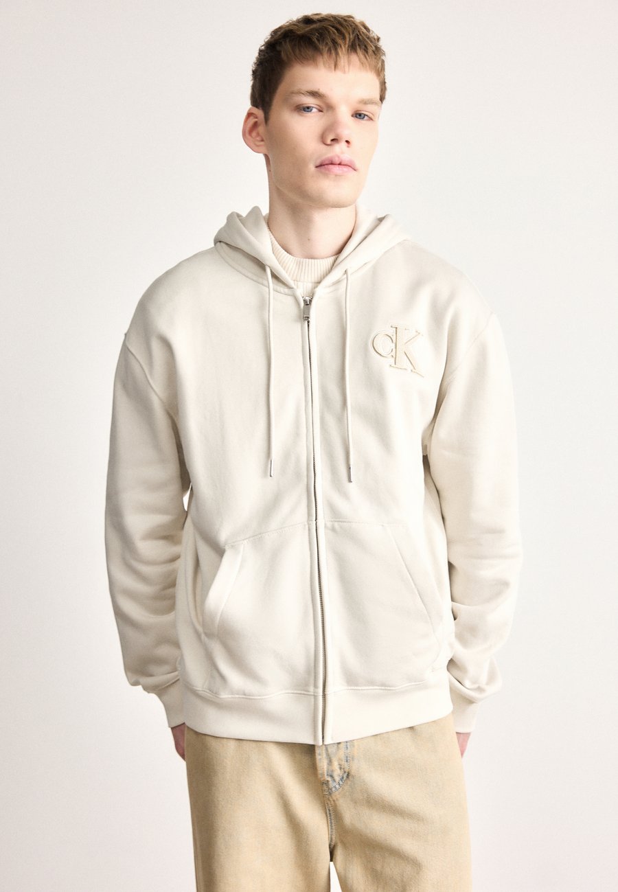 Толстовка Calvin Klein Jeans GIFT GIVING, Chalk/Off-White, Белый, Толстовка Calvin Klein Jeans GIFT GIVING, Chalk/Off-White
Толстовка Calvin Klein Jeans GIFT GIVING, Chalk/Off-White, Белый, Толстовка Calvin Klein Jeans GIFT GIVING, Chalk/Off-White