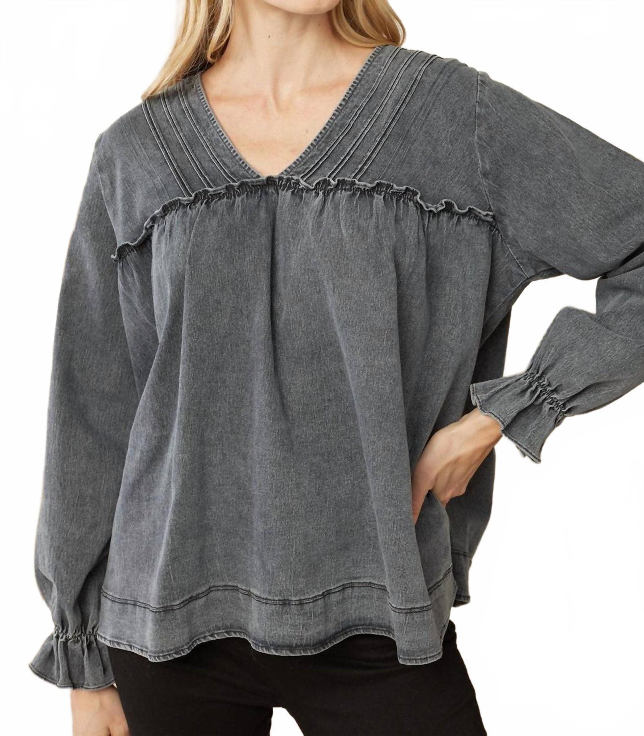 Черный топ с рюшами и V-образным вырезом Entro
Черный топ с рюшами и V-образным вырезом Entro