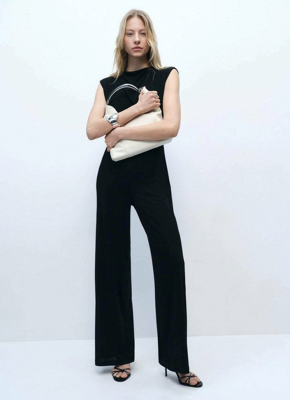 Комбинезон AUBREY Mango, черный
Комбинезон AUBREY Mango, черный