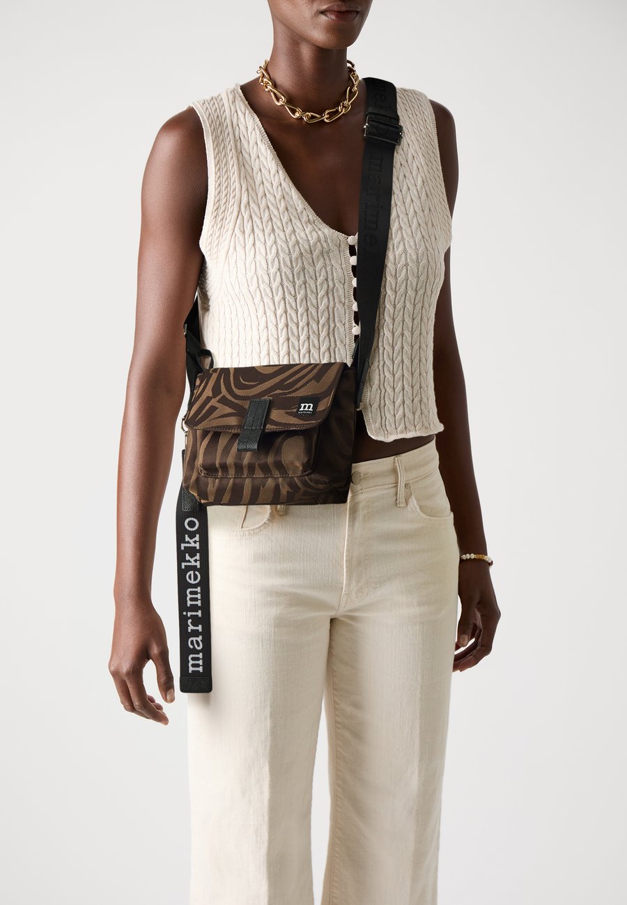 Сумка кросс-боди Marimekko MINI MESSENGER JOKURAITA, Brown/Dark Brown/Brown
Сумка кросс-боди Marimekko MINI MESSENGER JOKURAITA, Brown/Dark Brown/Brown