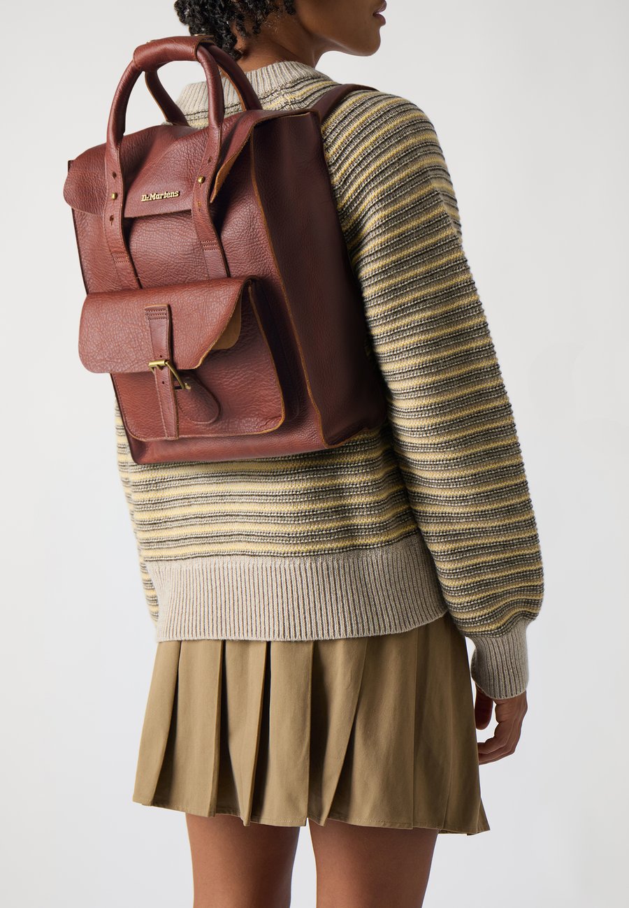 Рюкзак Dr. Martens BACKPACK UNISEX, Cashew Ambassador/Cognac
Рюкзак Dr. Martens BACKPACK UNISEX, Cashew Ambassador/Cognac