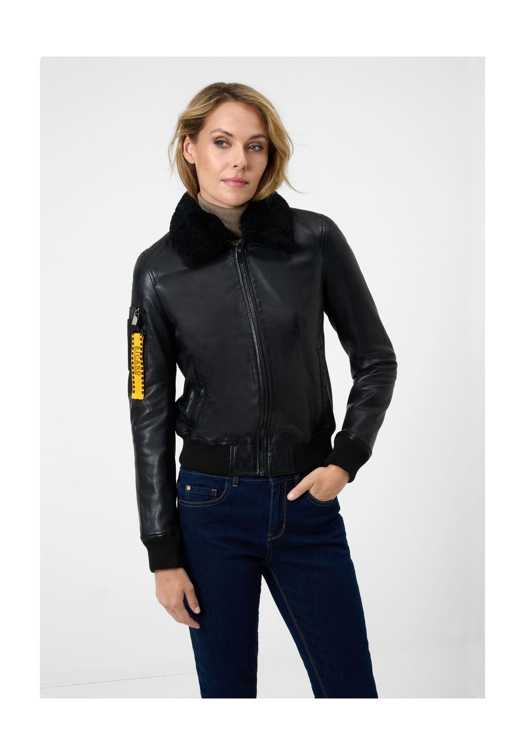 Женская кожаная куртка Нова, кожаный бомбер с воротником из овчины RICANO, черный
Женская кожаная куртка Нова, кожаный бомбер с воротником из овчины RICANO, черный
