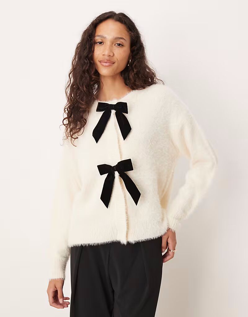 Бархатный кардиган Velvet с бантом и ресничками цвета слоновой кости Lovedrobe
Бархатный кардиган Velvet с бантом и ресничками цвета слоновой кости Lovedrobe