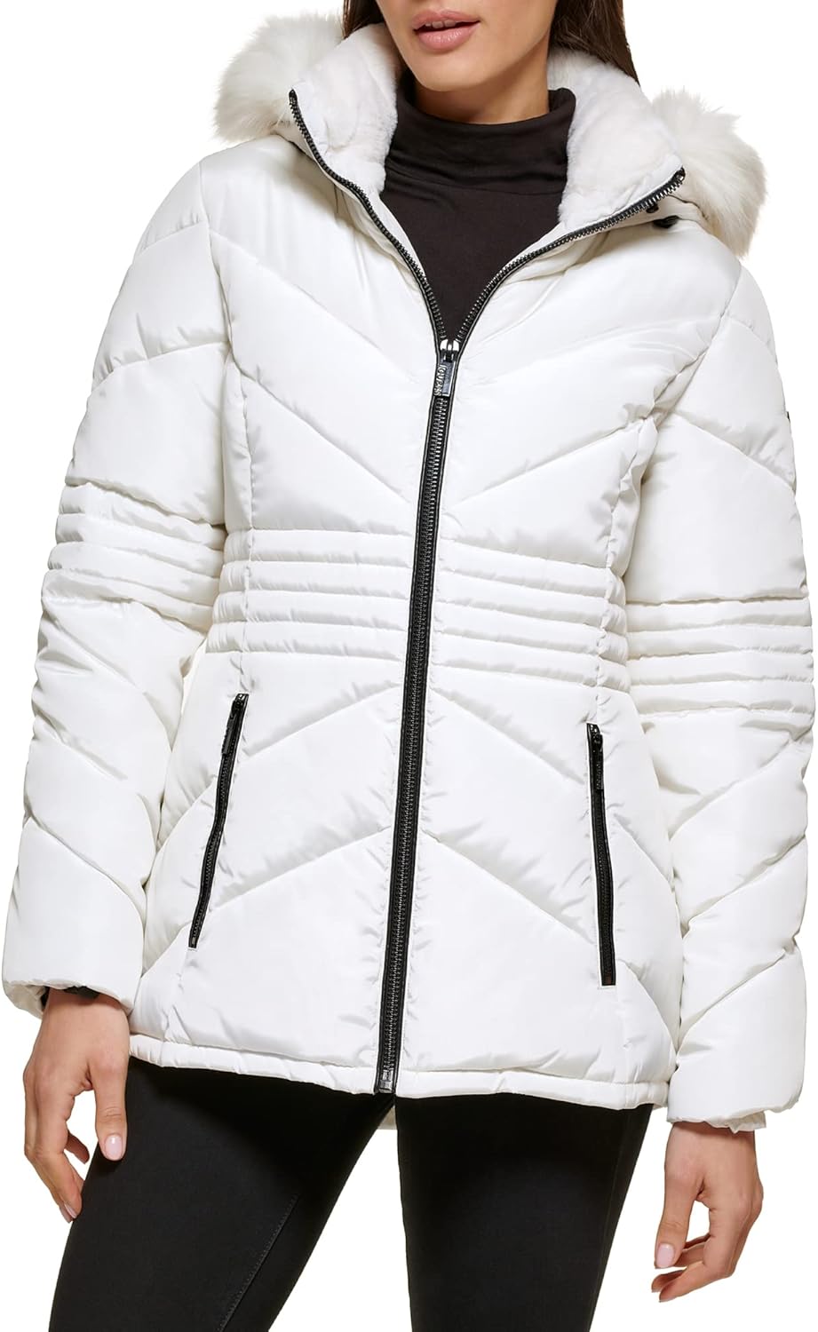 GUESS женская куртка-пуховик Guess средней толщины, Short Puffer Milk
GUESS женская куртка-пуховик Guess средней толщины, Short Puffer Milk
