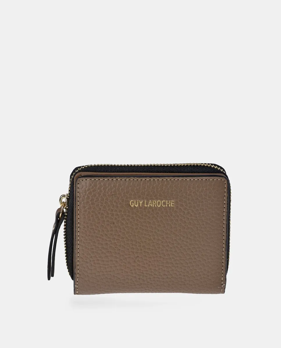 Небольшой женский кошелек с застежкой-молнией, изготовленный из мягкой кожи Guy Laroche, серо-коричневый
Небольшой женский кошелек с застежкой-молнией, изготовленный из мягкой кожи Guy Laroche, серо-коричневый