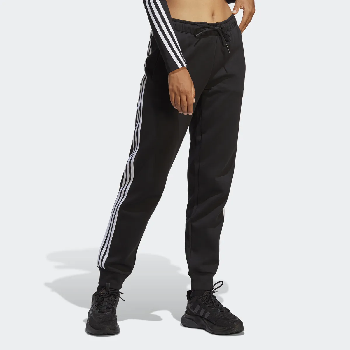 Спортивные брюки Adidas Sportswear "FUTURE ICONS 3STRIPES REGULAR PANTS" (1 шт.), черный
Спортивные брюки Adidas Sportswear "FUTURE ICONS 3STRIPES REGULAR PANTS" (1 шт.), черный
