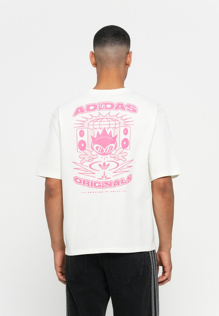 Футболка Adidas Originals FESTIVAL TEE UNISEX, Off White/Off-White
Футболка Adidas Originals FESTIVAL TEE UNISEX, Off White/Off-White