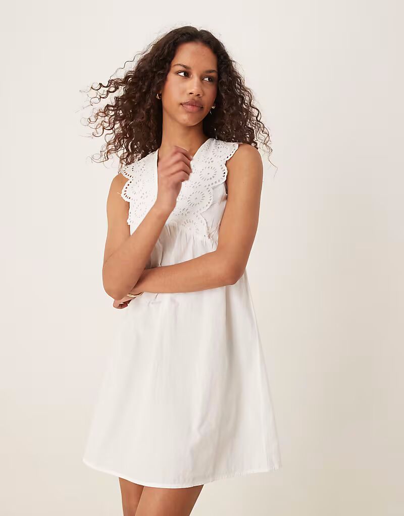 JDY мини-платье с открытой спиной и вышивкой белого цвета
JDY мини-платье с открытой спиной и вышивкой белого цвета