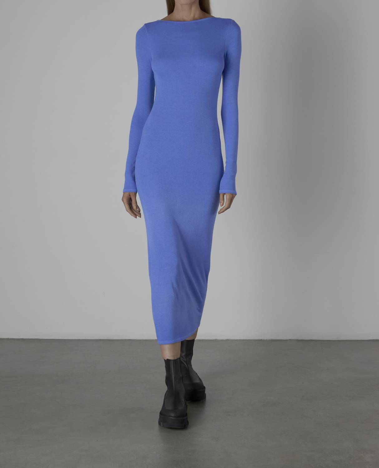 Шелковое платье в рубчик с вырезом на спине и длинными рукавами в спокойном синем цвете Enza Costa
Шелковое платье в рубчик с вырезом на спине и длинными рукавами в спокойном синем цвете Enza Costa