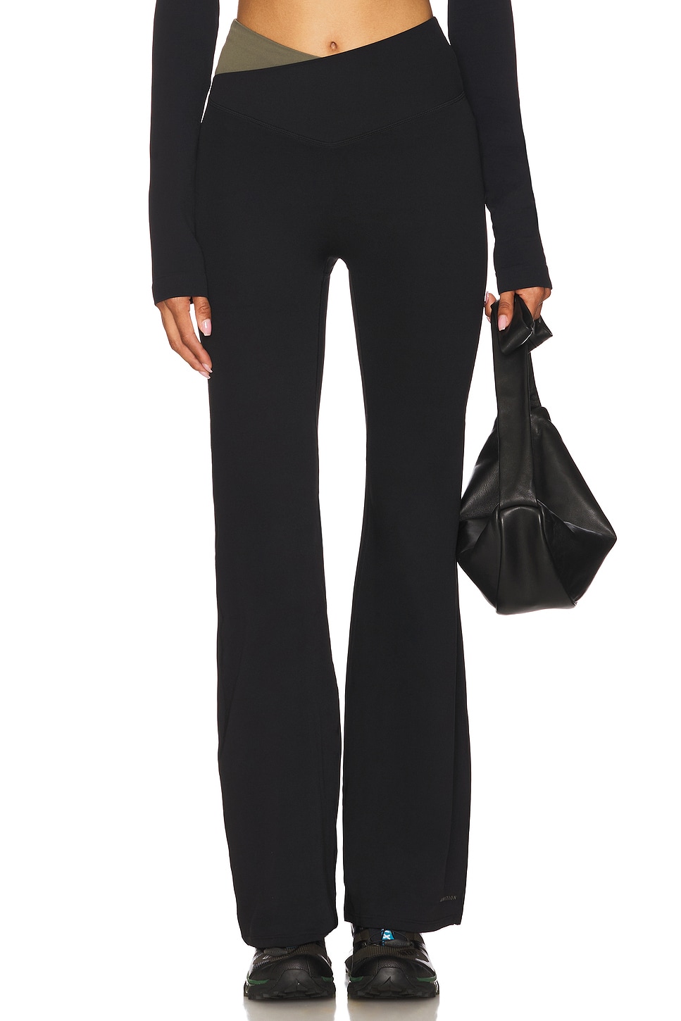 Лосины с расширяющимся низом Wander P.E Nation, black & dusty olive
Лосины с расширяющимся низом Wander P.E Nation, black & dusty olive