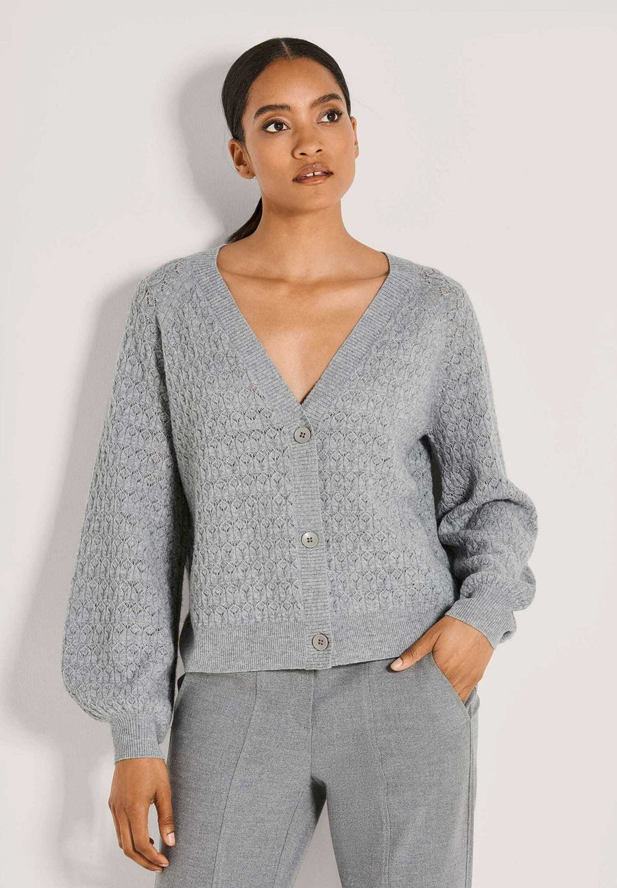 Кардиган MADELEINE Cardigan, Silver Grey Wool White Melange/Grey
Кардиган MADELEINE Cardigan, Silver Grey Wool White Melange/Grey