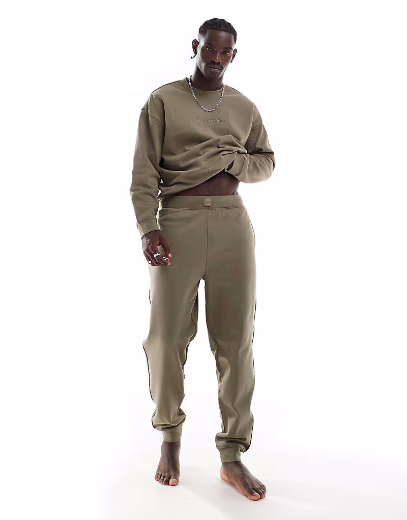 Джоггеры Calvin Klein Tonal Logo в оливковом цвете
Джоггеры Calvin Klein Tonal Logo в оливковом цвете