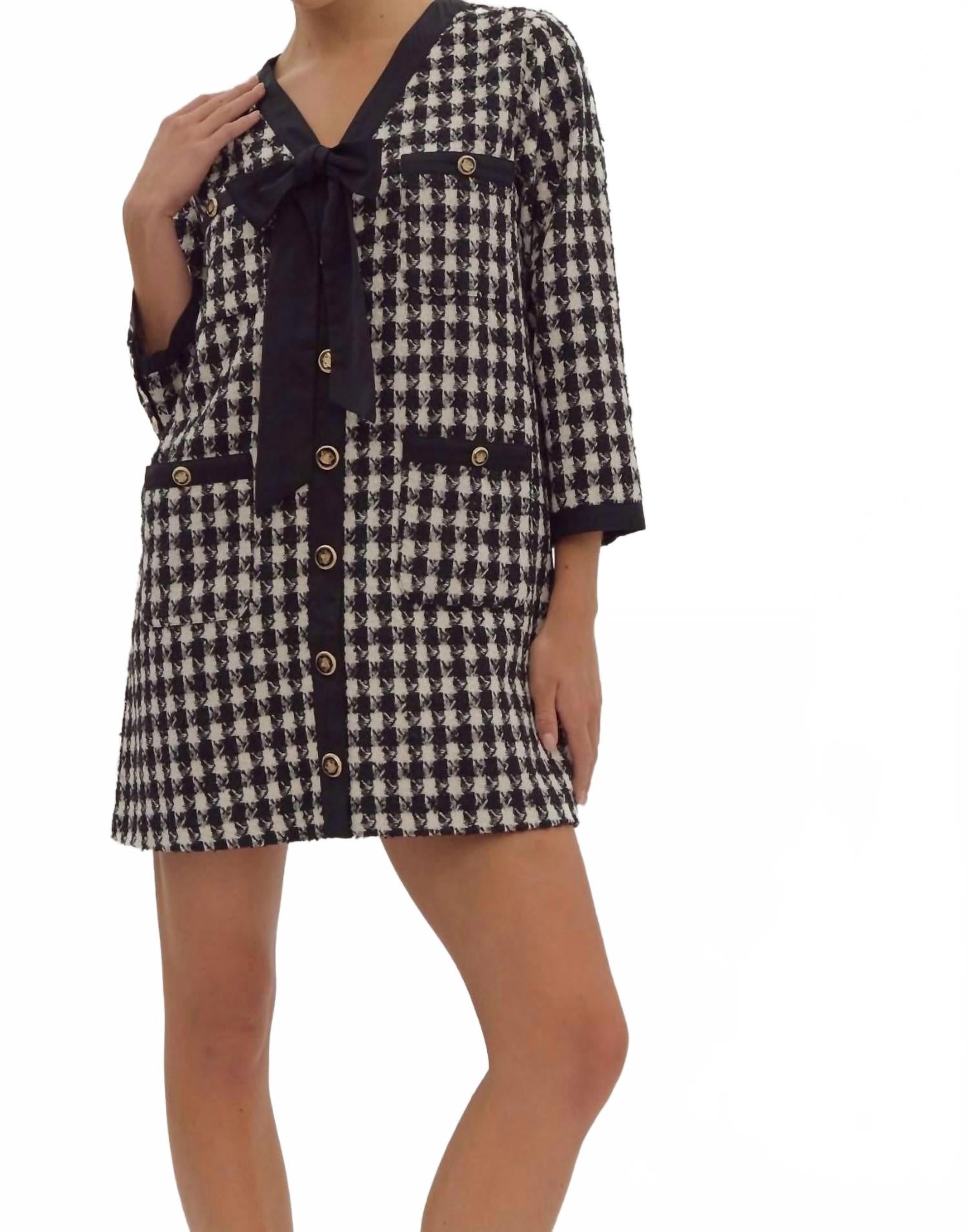 Платье Одри с V-образным вырезом и застежкой на пуговицы черное Entro
Платье Одри с V-образным вырезом и застежкой на пуговицы черное Entro