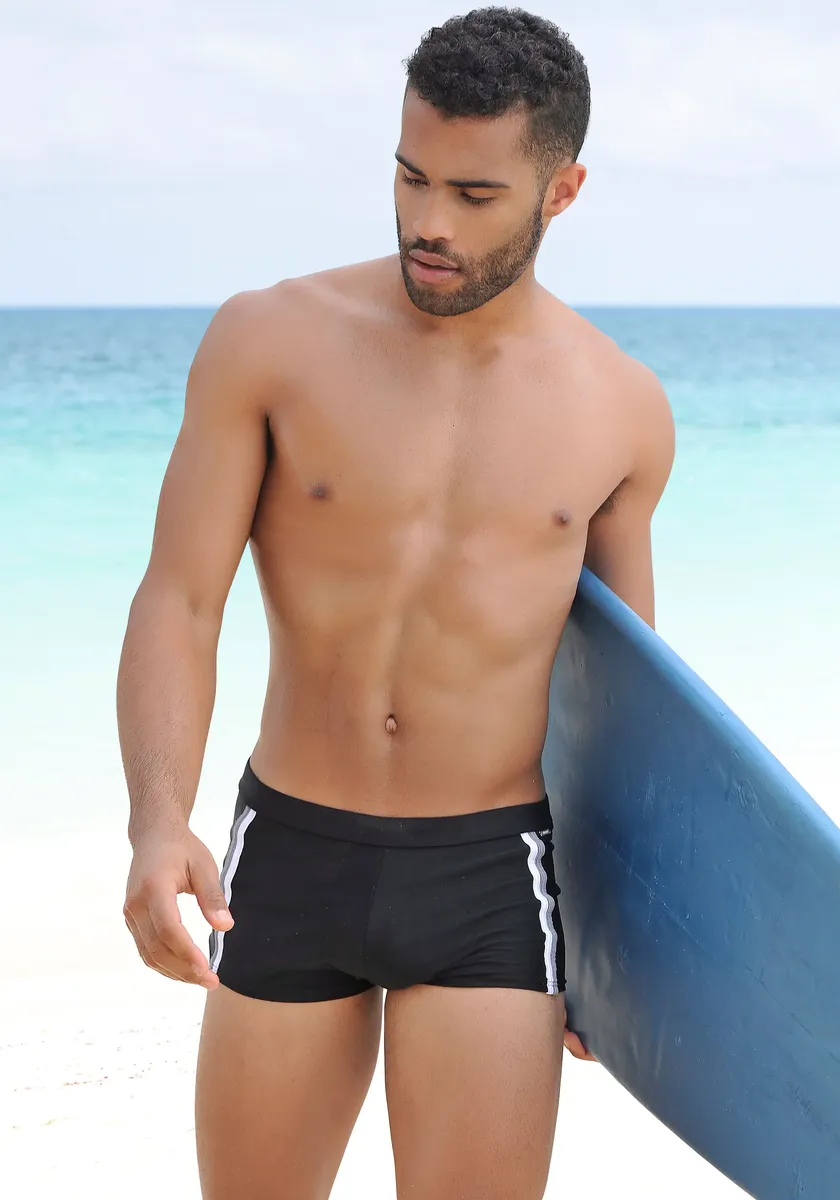 Плавки-боксеры Chiemsee с модной контрастной окантовкой, черный
Плавки-боксеры Chiemsee с модной контрастной окантовкой, черный
