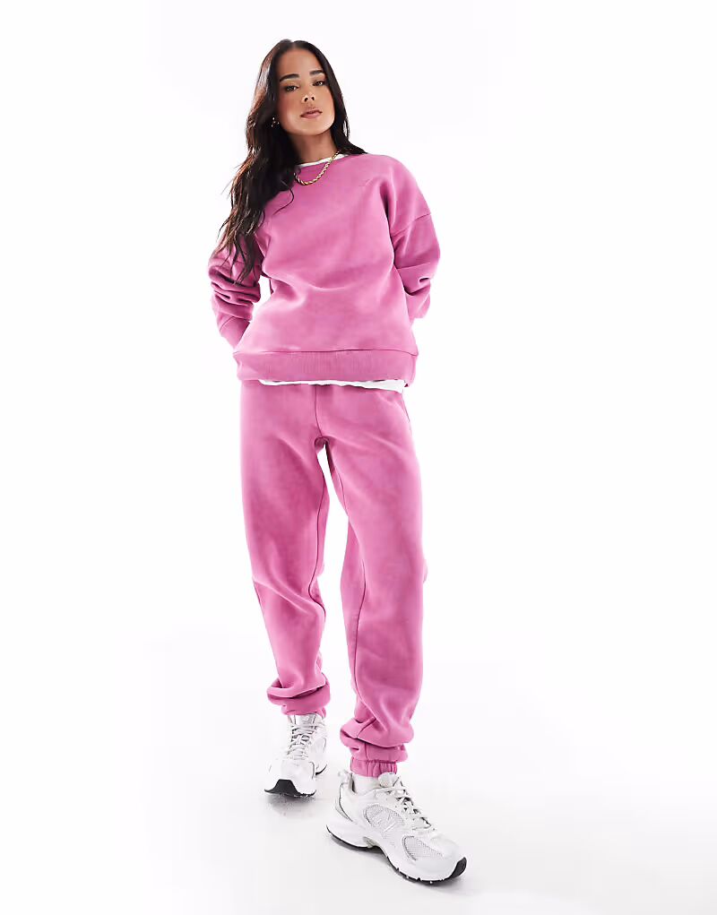 Спортивные брюки Miss Selfridge с кислотной стиркой и манжетами розового цвета
Спортивные брюки Miss Selfridge с кислотной стиркой и манжетами розового цвета