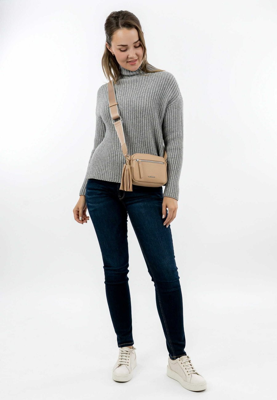 Сумка кросс-боди Emily & Noah UMHÄNGE BELLI, Sahara /Sand
Сумка кросс-боди Emily & Noah UMHÄNGE BELLI, Sahara /Sand