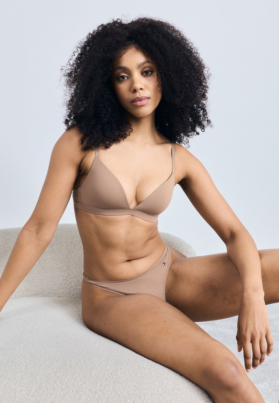 Трусы Tommy Hilfiger THONG, Rich Taupe/Light Brown
Трусы Tommy Hilfiger THONG, Rich Taupe/Light Brown