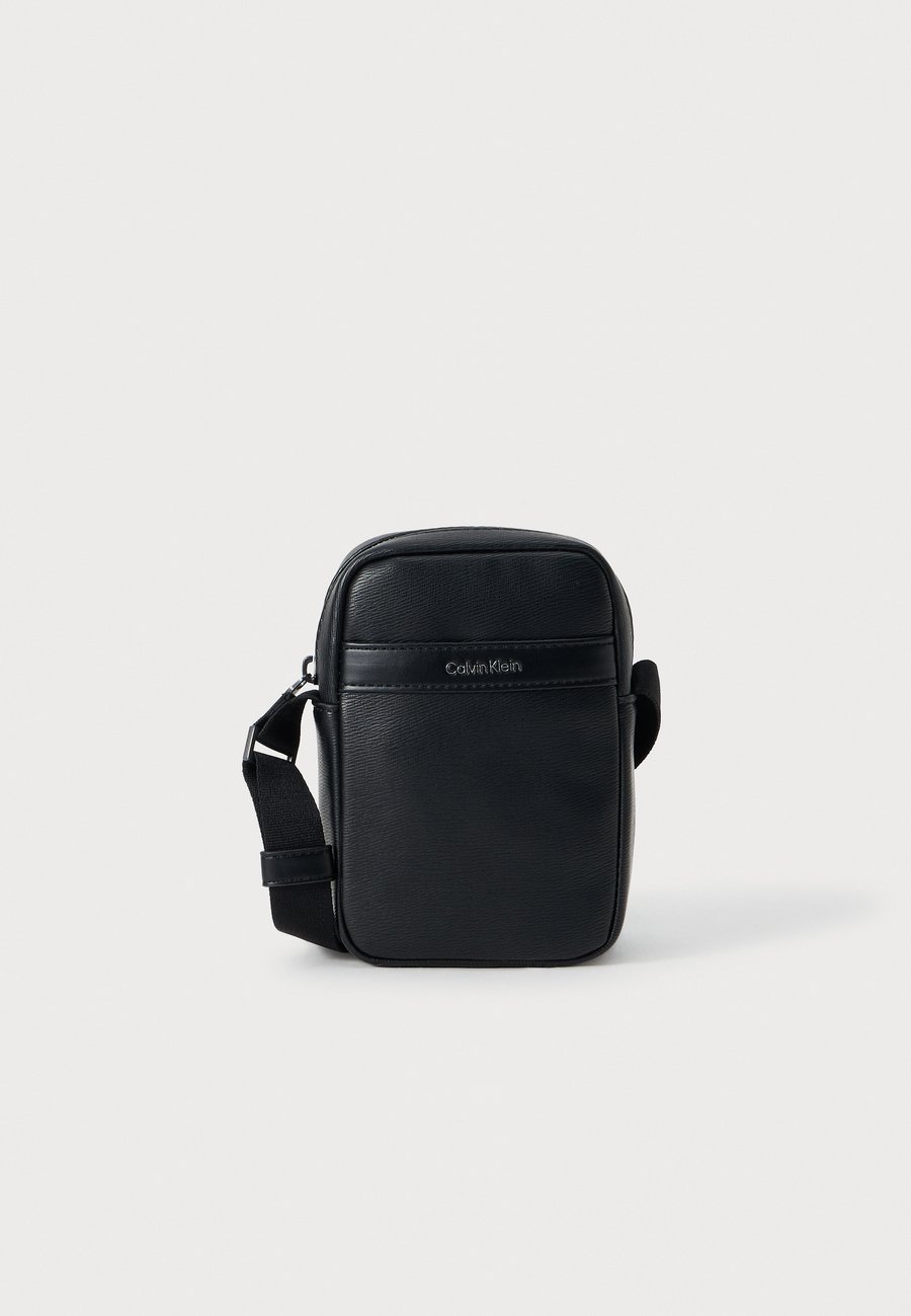 Сумка кросс-боди Calvin Klein ZIP SLIM REPORTER, Black
Сумка кросс-боди Calvin Klein ZIP SLIM REPORTER, Black