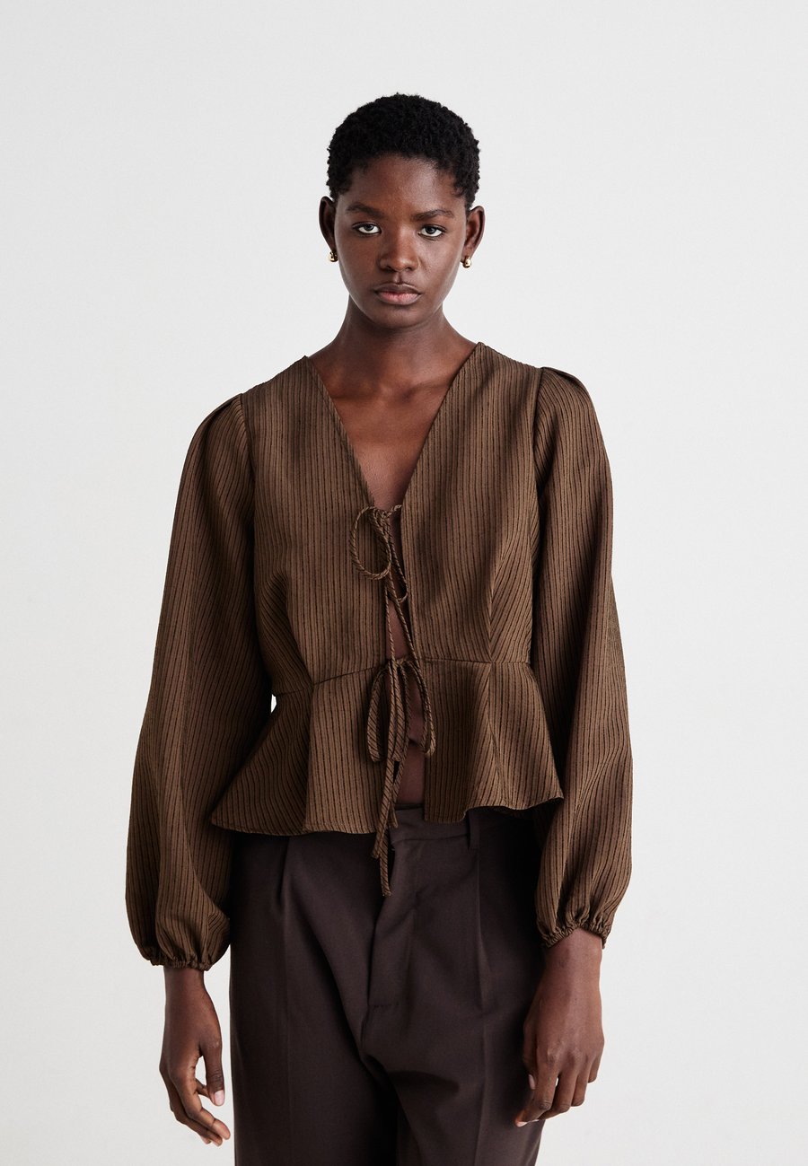 Блуза Pieces PCNANNIE VNECK TIE, Chicory Coffee/Brown
Блуза Pieces PCNANNIE VNECK TIE, Chicory Coffee/Brown