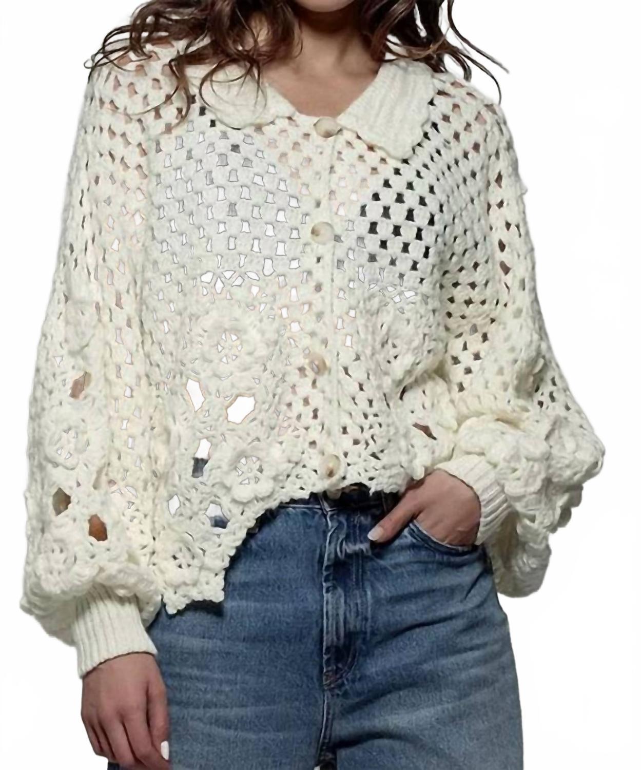 Цветочный вязаный кардиган с воротником и длинными рукавами ажурной вязки в цвете айвори Urban Daizy, слоновая кость
Цветочный вязаный кардиган с воротником и длинными рукавами ажурной вязки в цвете айвори Urban Daizy, слоновая кость