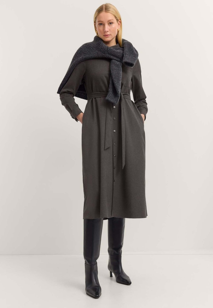 Платье bugatti MIT BINDEGURT UND KNOPFLEISTE, Dunkelgrau/Dark Grey
Платье bugatti MIT BINDEGURT UND KNOPFLEISTE, Dunkelgrau/Dark Grey