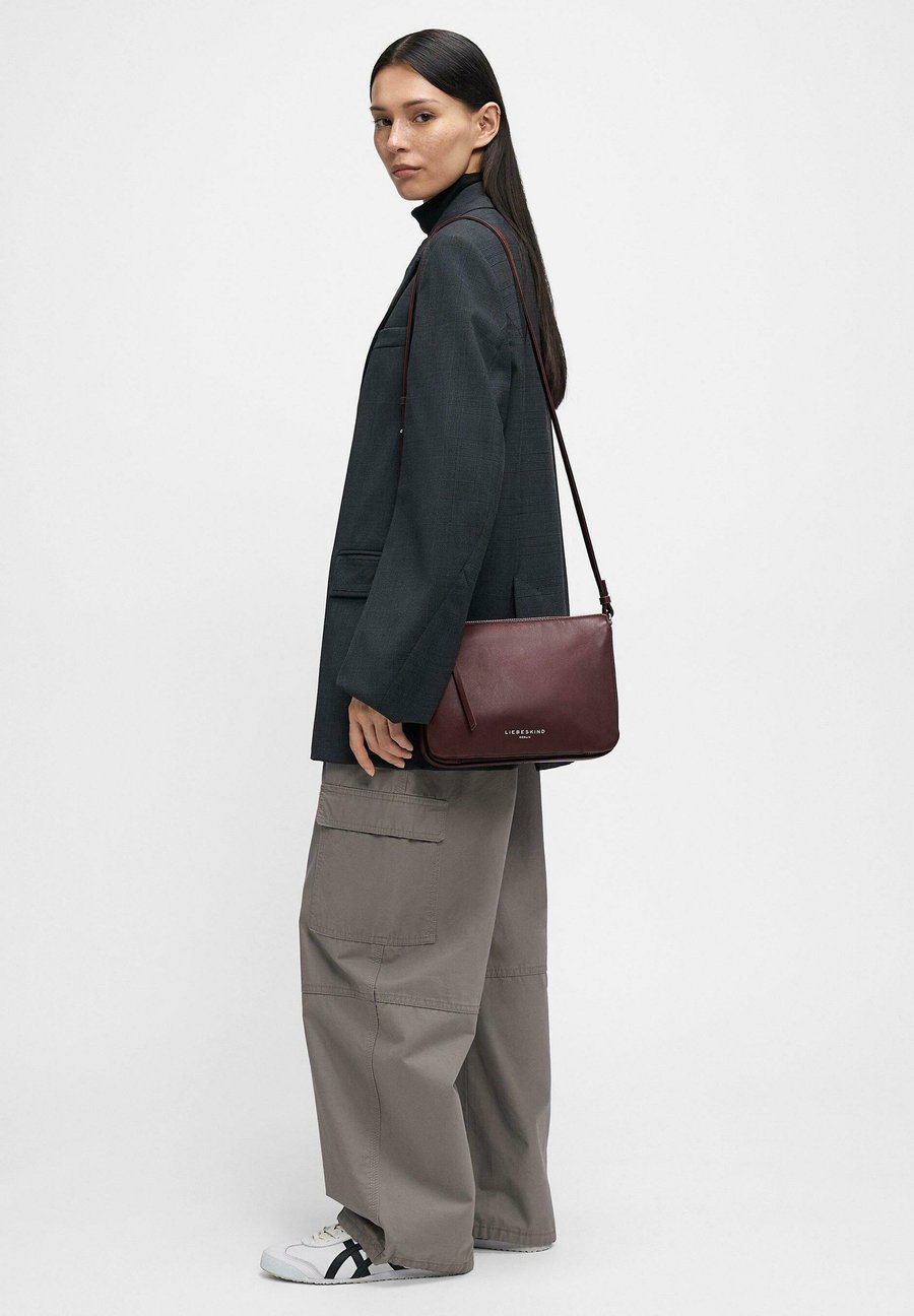Сумка кросс-боди Liebeskind Berlin Cross body bag, Bordeaux
Сумка кросс-боди Liebeskind Berlin Cross body bag, Bordeaux