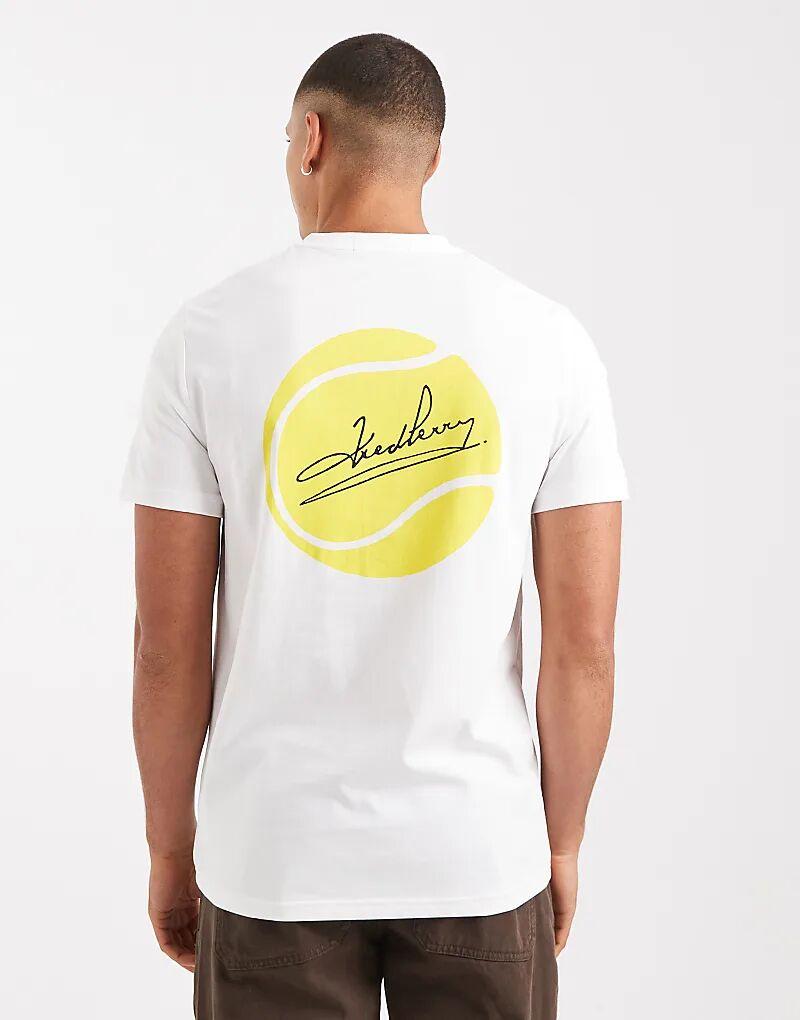 Белая футболка с фирменной графикой Fred Perry
Белая футболка с фирменной графикой Fred Perry