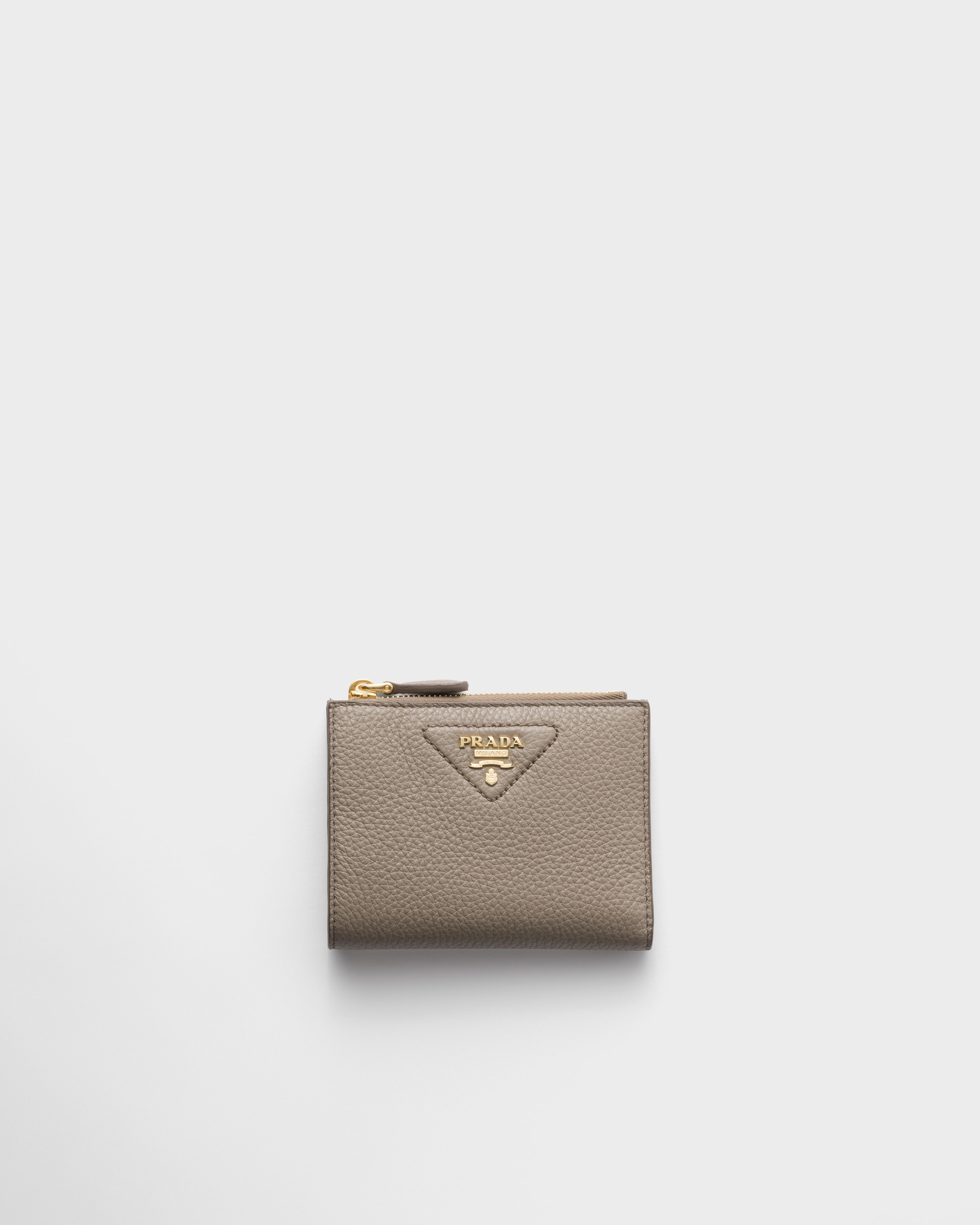 Маленький кожаный кошелек Prada, серый
Маленький кожаный кошелек Prada, серый