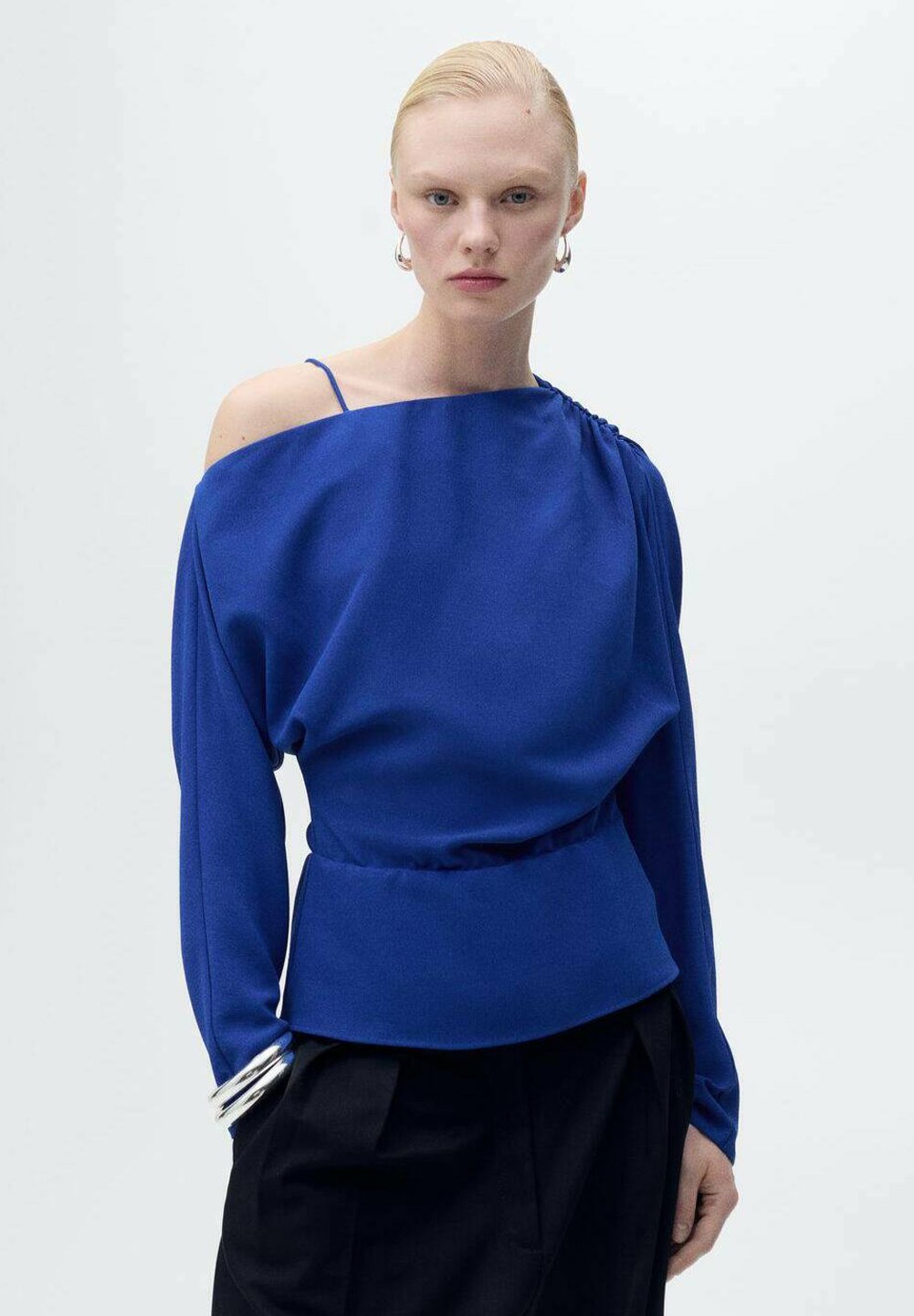 Блуза Mango, темно-синий
Блуза Mango, темно-синий