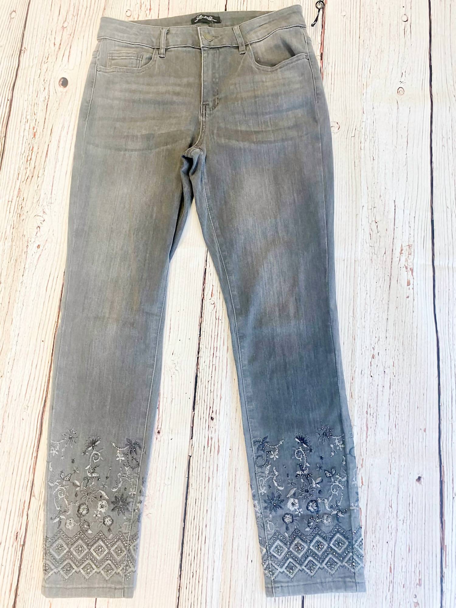 Женские джинсы с вышитым подолом серого цвета CHARLIE B
Женские джинсы с вышитым подолом серого цвета CHARLIE B