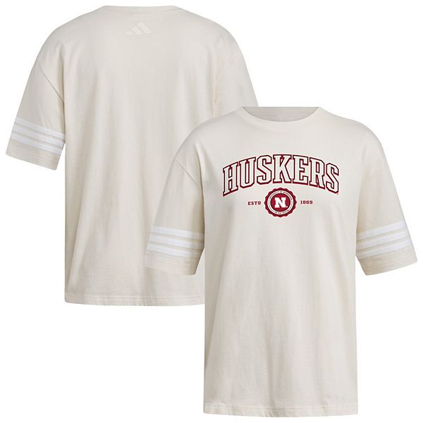 Женская футболка Nebraska Huskers oversize с тремя полосками в кремовом цвете Adidas, Бежевый, Женская футболка Nebraska Huskers oversize с тремя полосками в кремовом цвете Adidas
Женская футболка Nebraska Huskers oversize с тремя полосками в кремовом цвете Adidas, Бежевый, Женская футболка Nebraska Huskers oversize с тремя полосками в кремовом цвете Adidas