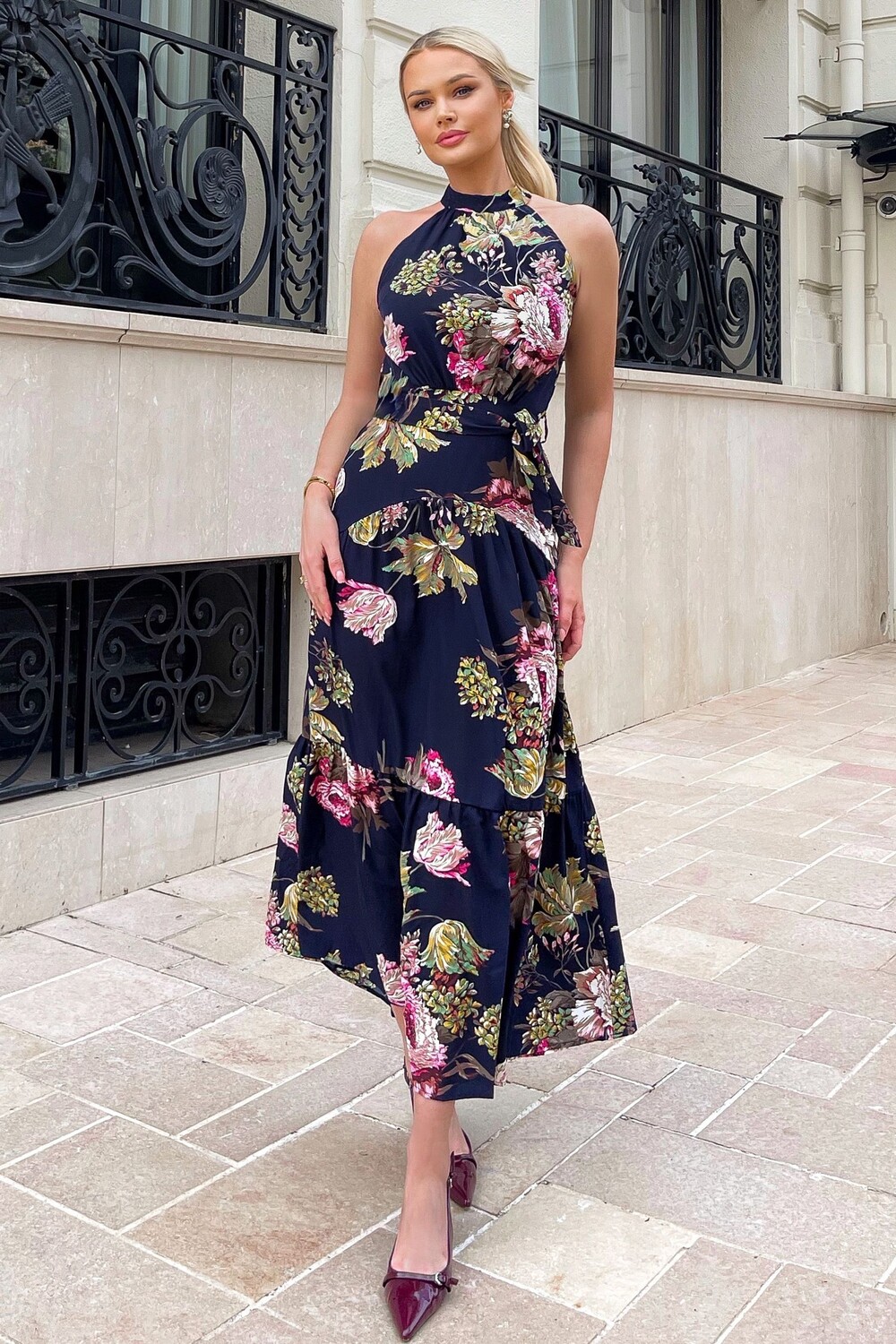 Платье миди с высоким вырезом завязкой на талии и цветочным принтом Ax Paris, синий
Платье миди с высоким вырезом завязкой на талии и цветочным принтом Ax Paris, синий