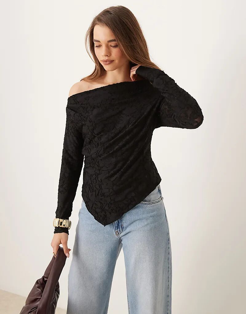 Топ из трикотажного жаккарда Gina Tricot с открытыми плечами и асимметричным подолом черного цвета
Топ из трикотажного жаккарда Gina Tricot с открытыми плечами и асимметричным подолом черного цвета