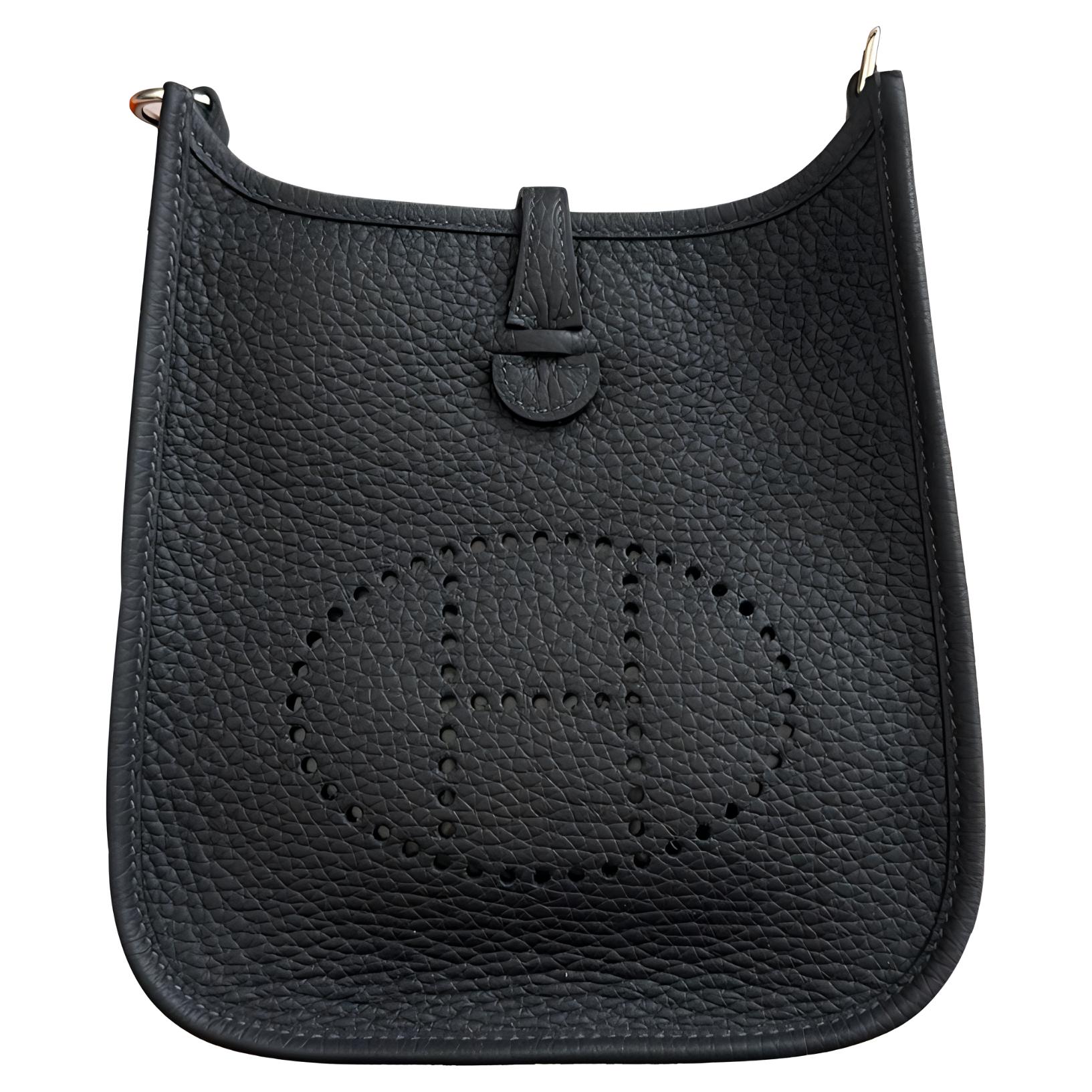 HERMES Кожаная сумка через плечо Evelyne Clemence Bullock миниатюрная женская черная и сапфирово-синяя
HERMES Кожаная сумка через плечо Evelyne Clemence Bullock миниатюрная женская черная и сапфирово-синяя